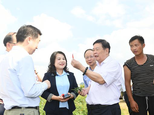 曹德旺榮獲中國脫貧攻堅獎，他說：企業(yè)家一定要盡責